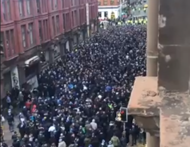 შალკეს ათასობით გულშემატკივარმა მანჩესტერის ქუჩები დაიპყრეს (ვიდეო) 12