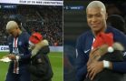 Kylian-Mbappe-signs-an-autograph-for-a-young-pitch-invader-in-a-beautiful-moment-during-PSG-vs-Amiens